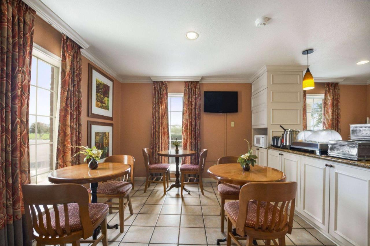 Baymont By Wyndham Beaumont Hotell Eksteriør bilde